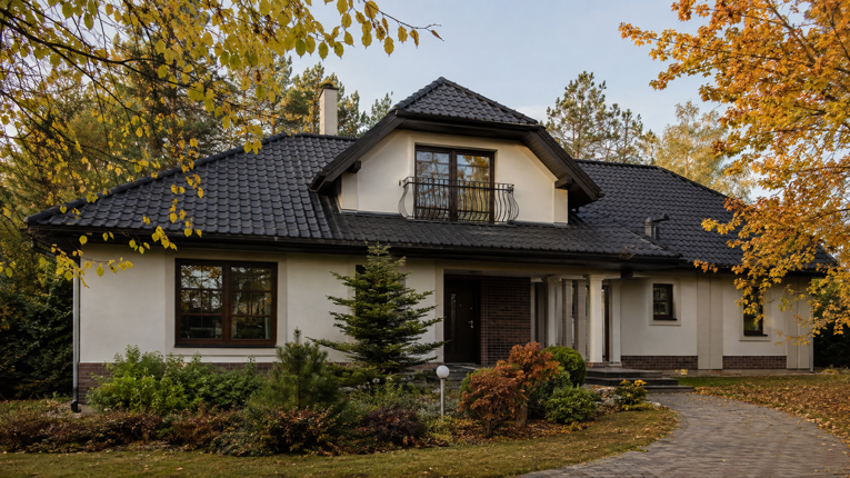 Bezpieczne okna na parterze domu - co dają szyby i odpowiednie okucia